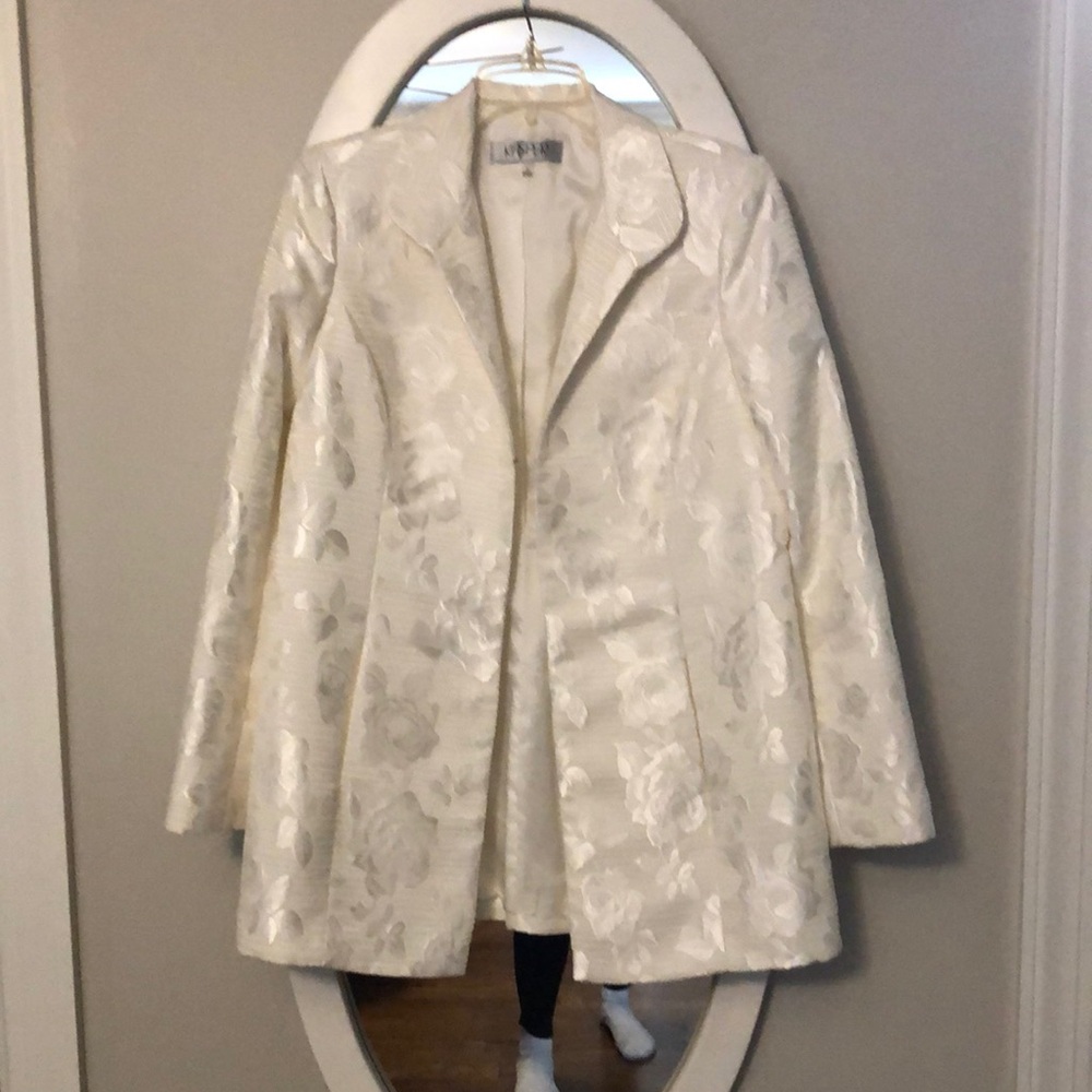 Kasper mid length coat. White jacquard pattern. Made in Vietnam. Dry clean